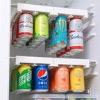 Organisateur suspendu pour canettes sous une étagère de frigo